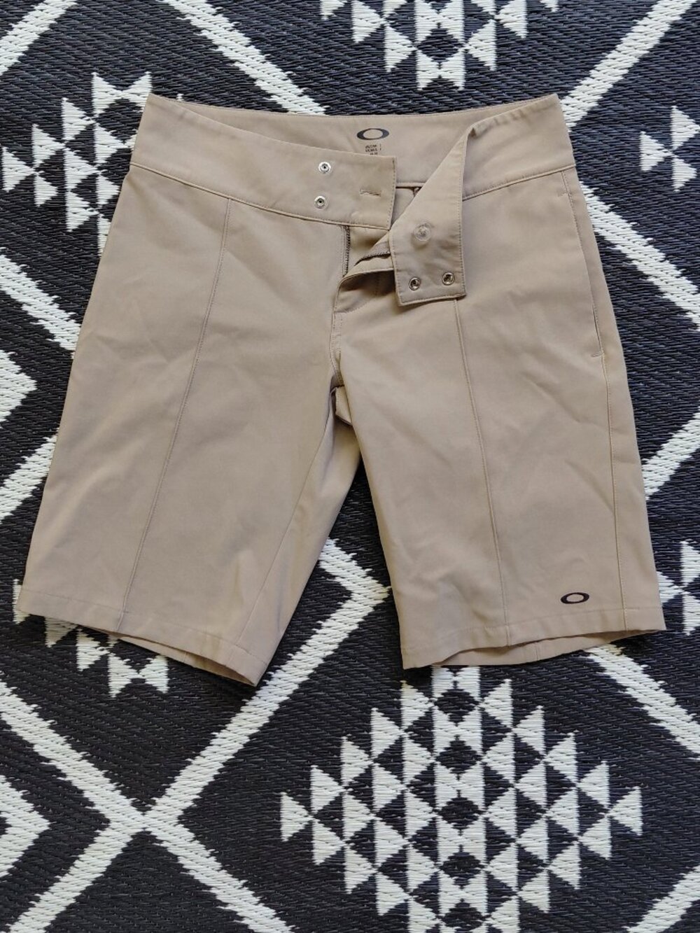 Oakley Performance Women's Palm Shorts - golf shorts - BRAND NEW - never worn